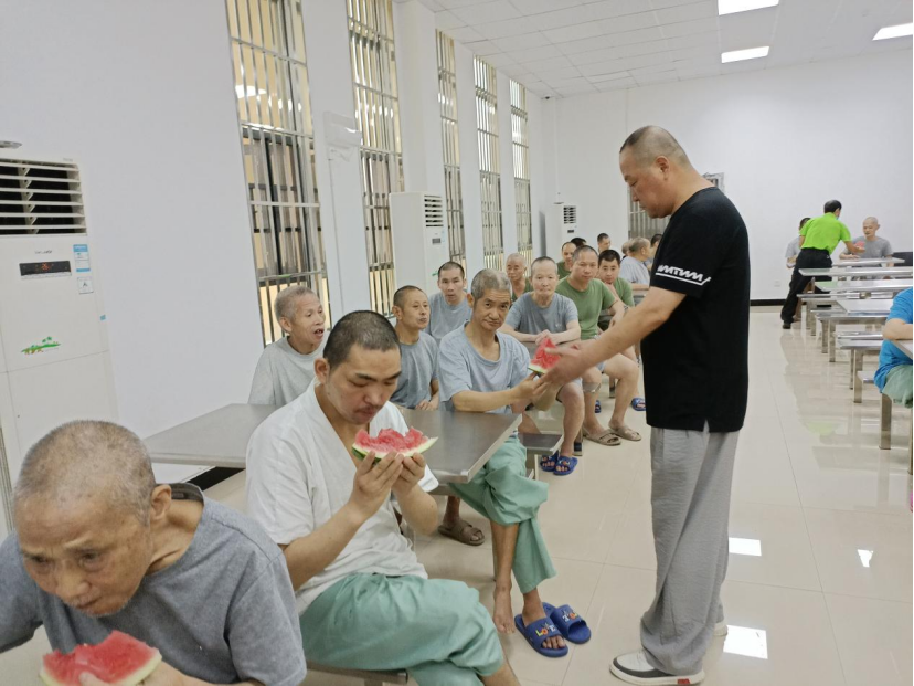 夏季送清凉——为站内受助人员送消暑瓜果